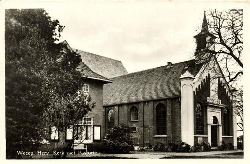 Wezep, Herv. Kerk met Pastorie - 1957 gelopen, Verzamelen, Ansichtkaarten | Nederland, Gelopen, Overijssel, 1940 tot 1960, Ophalen of Verzenden