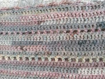 Nieuw rose/grijs gemeleerd gehaakt babydeken /babykleed beschikbaar voor biedingen