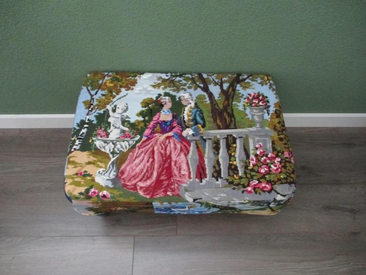 Voetenbank/footstool met borduurwerk, Huis en Inrichting, Banken | Voetenbanken en Poefen, Nieuw, Minder dan 50 cm, 50 tot 75 cm