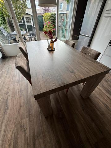 Tafel and 4 stoelen beschikbaar voor biedingen