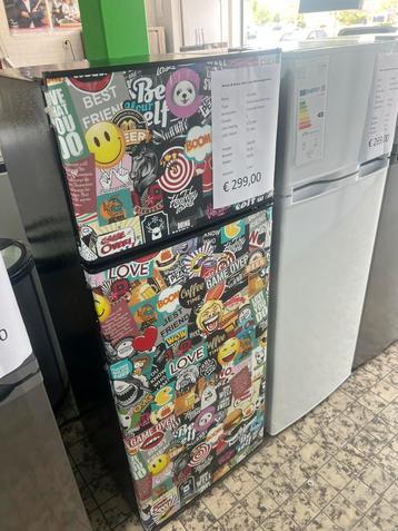 Koelvriescombinatie nieuw met stickers 145 hoog  beschikbaar voor biedingen
