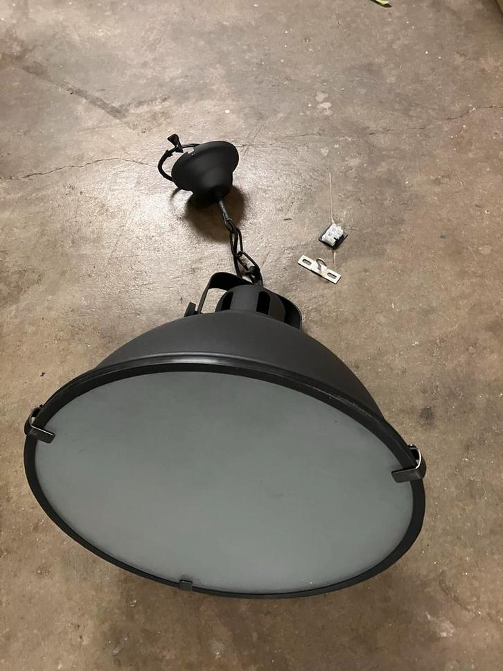Zwarte hanglamp - Industrieel design, Huis en Inrichting, Lampen | Hanglampen, Gebruikt, 75 cm of meer, Glas, Metaal, Ophalen of Verzenden