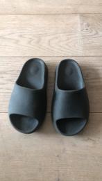 Slippers maat 35 zwart, Gebruikt, Jongen of Meisje, Overige typen, Ophalen of Verzenden