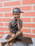 JONGEN MET PET / bronzen beeld, Antiek en Kunst, Kunst | Beelden en Houtsnijwerken, Ophalen of Verzenden
