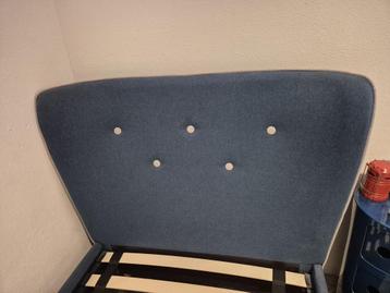 Blauw eenpersoons bed met stoffen bekleding beschikbaar voor biedingen