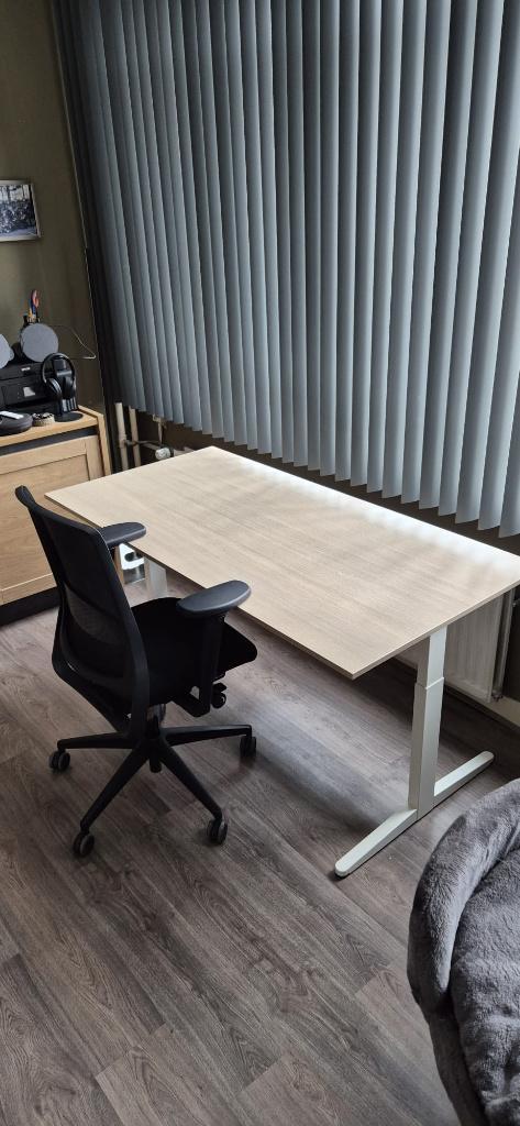 Te Koop! Ahrend - verstelbaar bureau - z.g.a.n., Huis en Inrichting, Bureaus, Zo goed als nieuw, Bureau, In hoogte verstelbaar