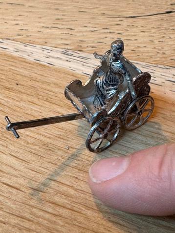 Miniatuur koetsje (zilver) beschikbaar voor biedingen