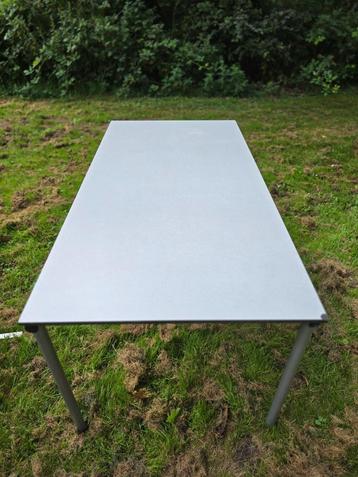 Kantoortafel - werktafel - bureautafel beschikbaar voor biedingen