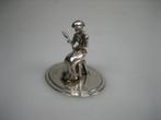 Zilveren miniatuur een dame zittend op haar krukje uit ca. 1, Zilver, Verzenden