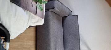 Grijze fauteuil beschikbaar voor biedingen