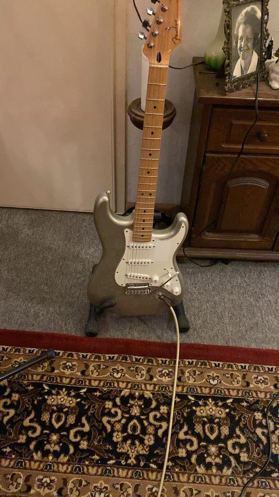 Perfecte fender stratocaster gitaar met opberghoes, Muziek en Instrumenten, Snaarinstrumenten | Gitaren | Elektrisch, Zo goed als nieuw