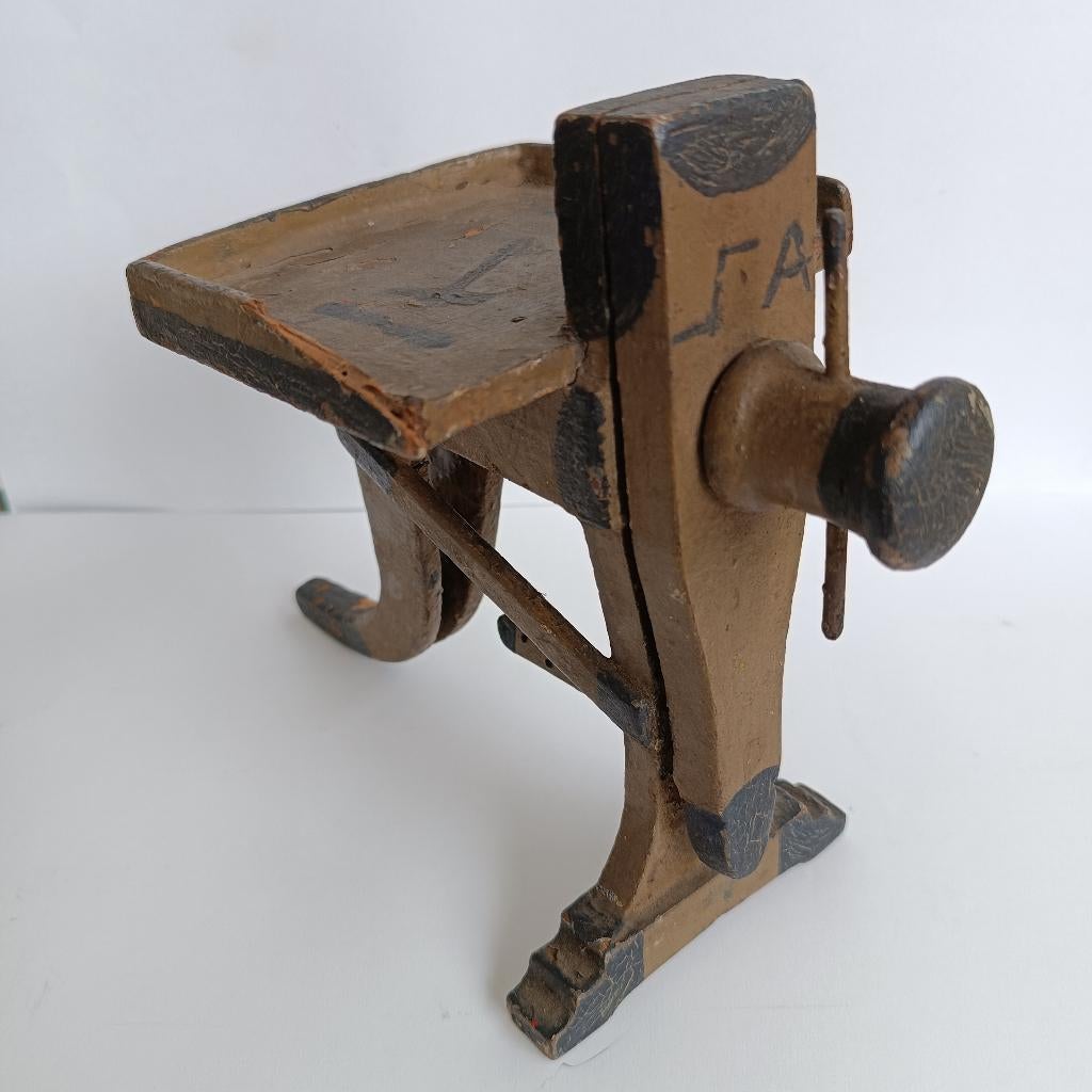 BEAUTIFUL ANTIQUE WOODEN MODEL WORKBENCH SHOEMAKER ORIGINAL, Antiek en Kunst, Antiek | Gereedschap en Instrumenten, Verzenden