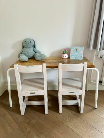 Vintage kindertafeltje, incl 2 stoeltjes beschikbaar voor biedingen