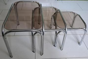 Vintage Mid-Century nesting tables / mimiset met rookglas beschikbaar voor biedingen