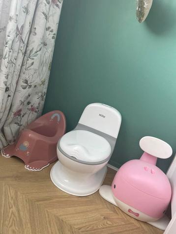 Zindelijkheid. 2 potjes/1 Nuby plaspotje met doorspoelen beschikbaar voor biedingen
