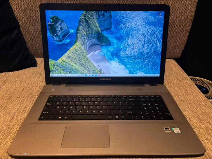 Medion Akoya E7424 17,3” zgan, Computers en Software, Windows Laptops, Zo goed als nieuw, 17 inch of meer, SSD, 2 tot 3 Ghz, 4 GB