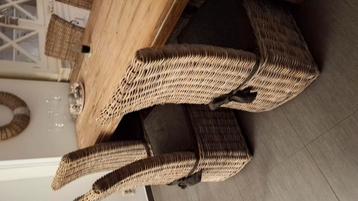 6 eetkamerstoelen van riet.(ophalen in Bavel). beschikbaar voor biedingen