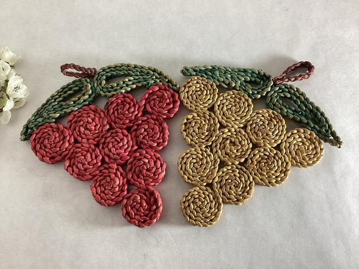 Vintage rieten pannen onderzetters druiventros 2x 19 cm., Antiek en Kunst, Antiek | Woonaccessoires, Ophalen of Verzenden