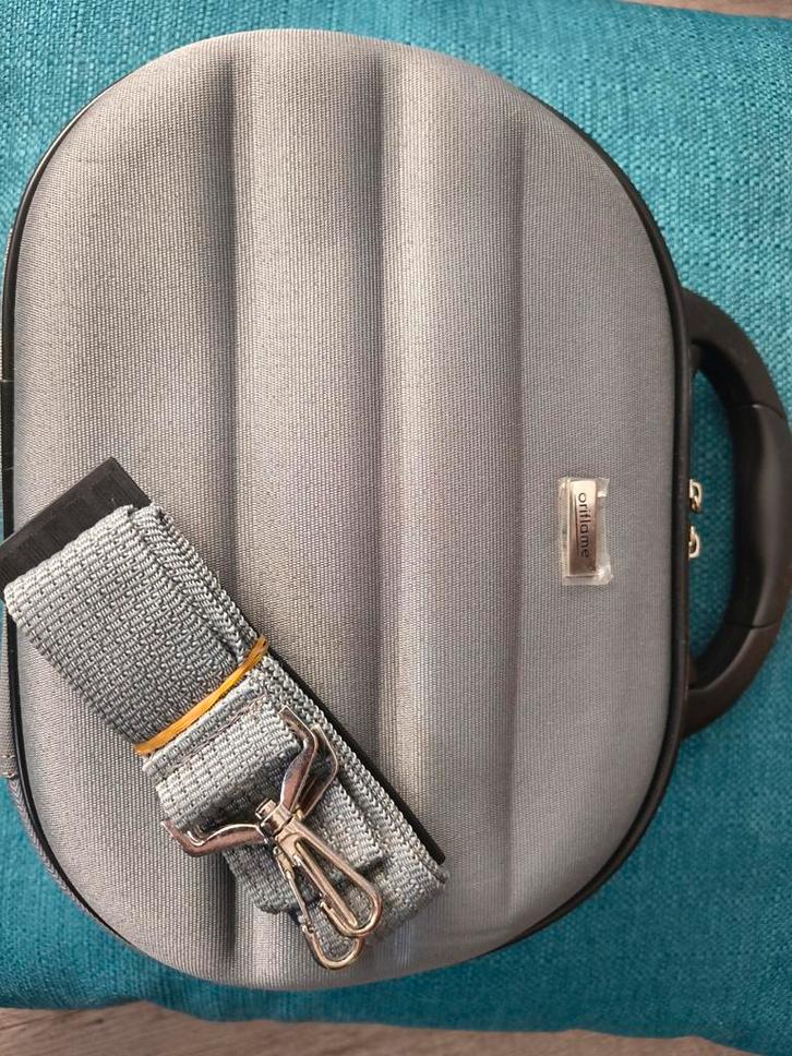 Nieuwe Oriflame beautycase lichtgrijs met draagriem, Sieraden, Tassen en Uiterlijk, Beautycases, Nieuw, Softcase, Grijs, Met spiegeltje(s)