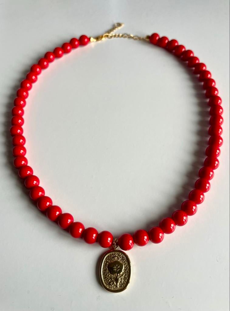 Handgemaakte rode aryl kralen ketting met RVS bedel, Sieraden, Tassen en Uiterlijk, Kettingen, Met hanger, Kunststof, Nieuw, Ophalen of Verzenden