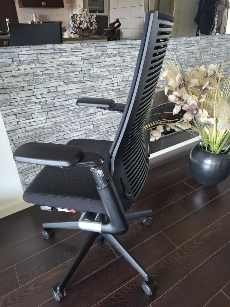 ZGAN Ahrend 2020 Extra Verta bureaustoel (STOEL IS Z.G.A.N.), Huis en Inrichting, Bureaustoelen, Ophalen, Zo goed als nieuw, Zwart