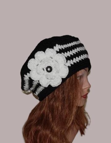 Gehaakte Baret met Bloem Zwart met wit beschikbaar voor biedingen