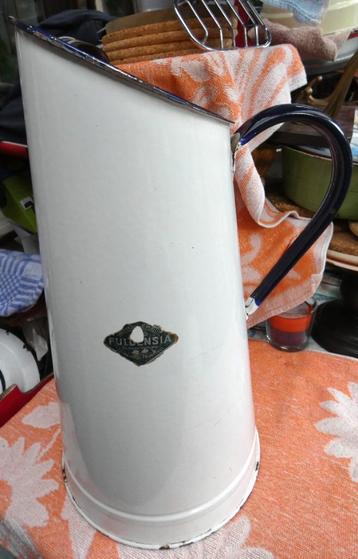 oude emaille lampetkan/ grote waterkan/ emaille kan beschikbaar voor biedingen