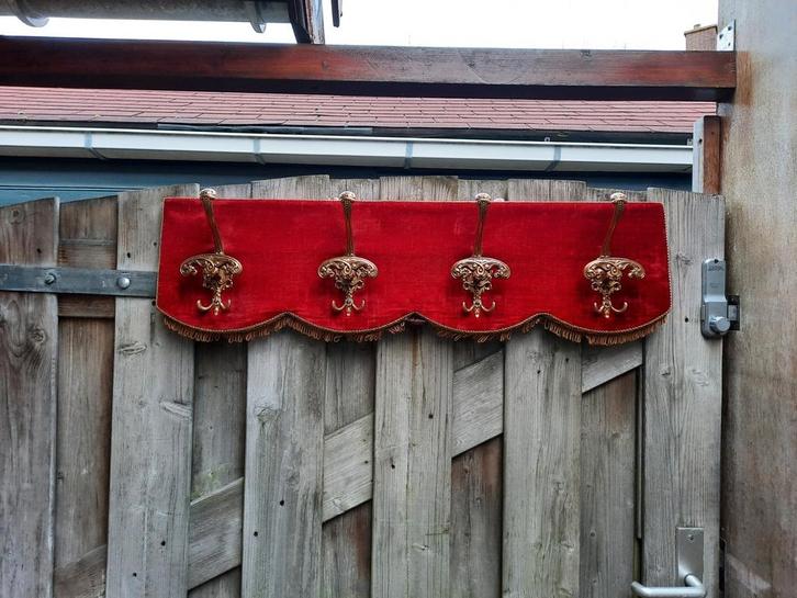 Vintage Bordeauxrode Kapstok met Gouden Haken, Antiek en Kunst, Antiek | Woonaccessoires, Ophalen of Verzenden