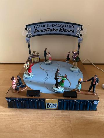 Lemax Father Daughter Snowflake Dance - Kerstdorp beschikbaar voor biedingen