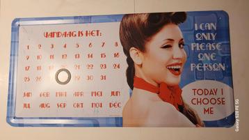Metalen Kalender met Vintage Design beschikbaar voor biedingen