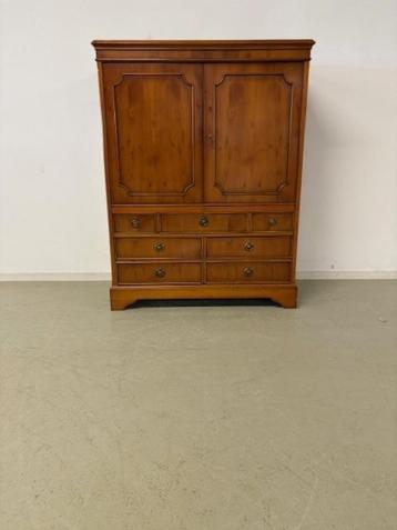 TV-kast / TV-podium in taxus in Heldense stijl beschikbaar voor biedingen