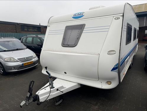 Hobby 650 stapelbed-airco zeer ruim, Caravans en Kamperen, Caravans, Bedrijf, tot en met 6, 1500 - 2000 kg, Rondzit, Hobby, Lengtebed