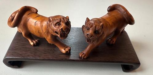 Hardhouten Netsuke set van twee tijgers, Antiek en Kunst, Kunst | Niet-Westerse kunst, Ophalen of Verzenden