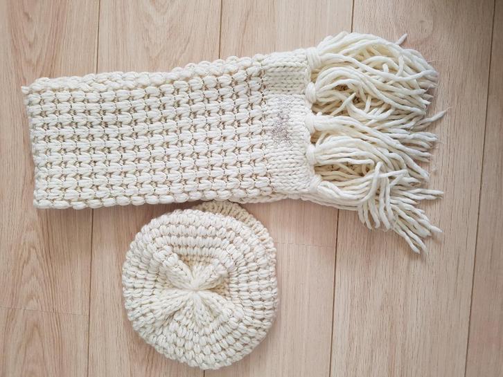 Guess. Sjaal en Pet. Crème. Heerlijk warm., Kleding | Dames, Mutsen, Sjaals en Handschoenen, Zo goed als nieuw, Sjaal, Maat 46/48 (XL) of groter