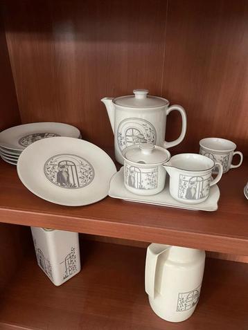 Douwe Egberts Servies  beschikbaar voor biedingen