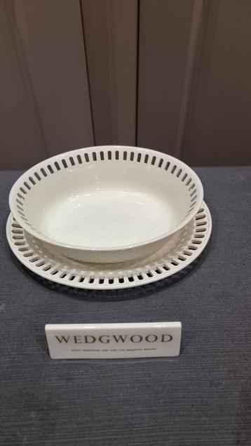 Wedgwood zeer unieke walnoten kastanje schaal met onderbord beschikbaar voor biedingen