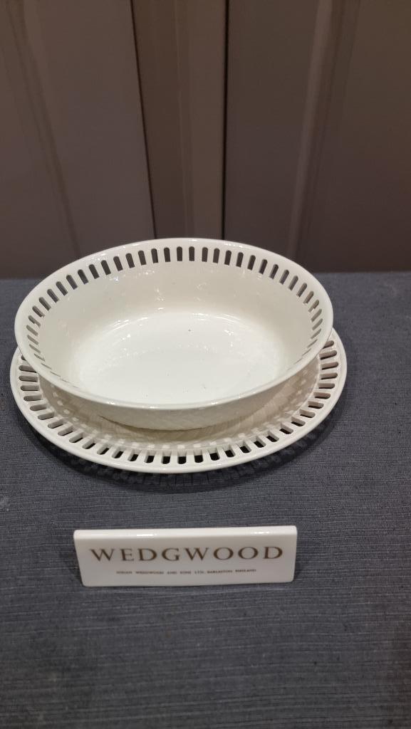 Wedgwood zeer unieke walnoten kastanje schaal met onderbord, Antiek en Kunst, Antiek | Schalen, Ophalen of Verzenden