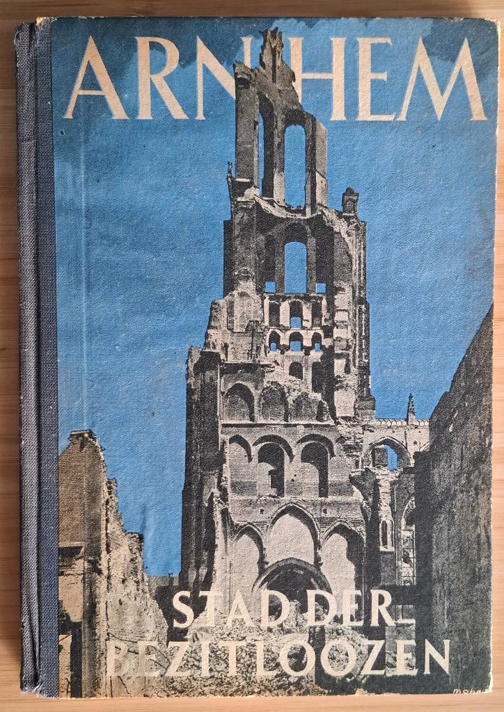 Arnhem. Stad der bezitloozen - 1945, Verzamelen, Militaria | Tweede Wereldoorlog, Overige soorten, Boek of Tijdschrift, Nederland