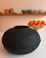 Serax vaas, Debbie Wijskamp, zwart papier maché, Huis en Inrichting, Overige materialen, Zwart, Ophalen of Verzenden, Zo goed als nieuw