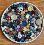 Kilo kleurrijke knopen,oud en vintage. Veel variatie, set 2, Hobby en Vrije tijd, Naaien en Fournituren, Ophalen of Verzenden