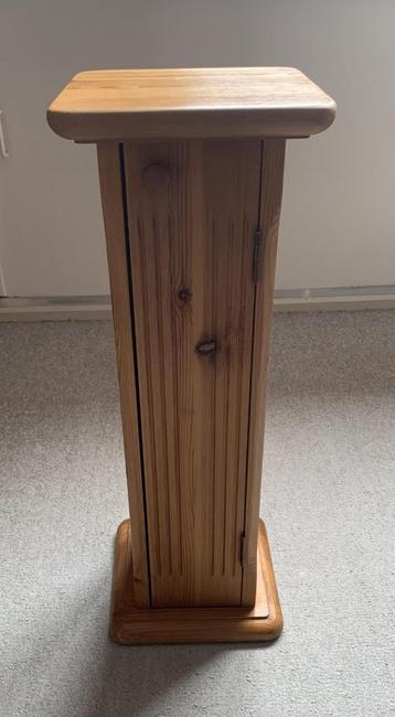 CD-zuil met deurtje beschikbaar voor biedingen