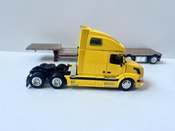 Rode Amerikaanse Volvo met platte trailer van Tonkin beschikbaar voor biedingen