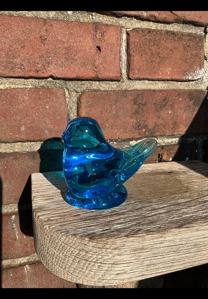 Klein blauw, turquoise vogeltje v glas. Glazen vogel. 8,5 cm, Verzamelen, Beelden en Beeldjes, Ophalen of Verzenden