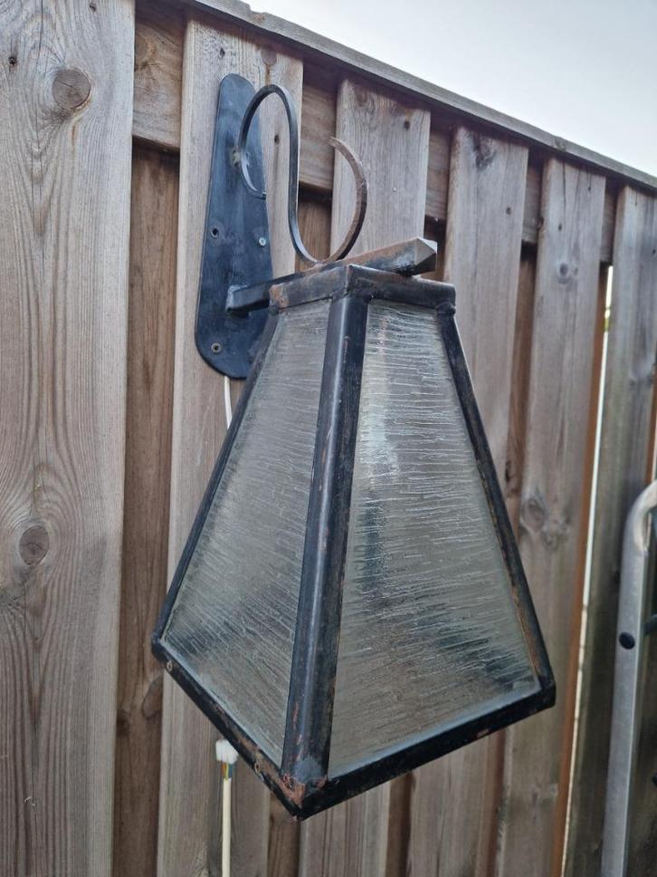 Brocante buitenlamp met glas, zwart metalen frame + curiosa., Antiek en Kunst, Antiek | Lampen, Ophalen of Verzenden