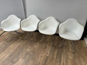 Witte kuipstoel met chromen onderstel beschikbaar voor biedingen