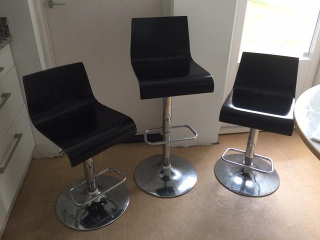 Drie barkrukken met of zonder tafelblad, Huis en Inrichting, Barkrukken, Gebruikt, 60 tot 90 cm, Metaal, 3 krukken, In hoogte verstelbaar