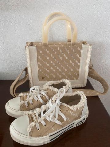 Josh V schoenen en tas beschikbaar voor biedingen