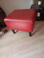 Rood leren poef/hocker met zwarte pootjes, Ophalen of Verzenden, Zo goed als nieuw, Minder dan 50 cm