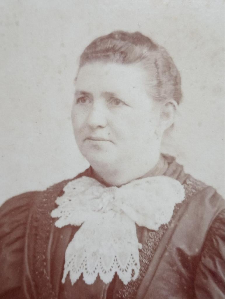 Oude foto van een dame,J.Levaque Brussel Bruxelles België, Verzamelen, Foto's en Prenten, Verzenden, Voor 1940, Gebruikt