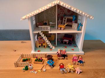 Houten poppenhuis met gekleurd meubilair. beschikbaar voor biedingen